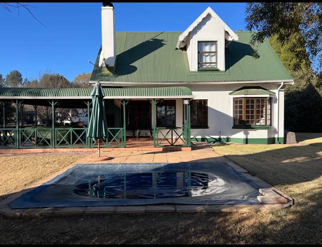 4 BEDROOM TOWNHOUSE FOR SALE IN VAALVIEW